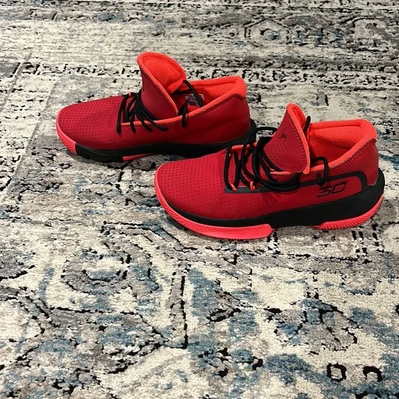 Under Armour Boys Basketball shoes. - Picture 7 of 7